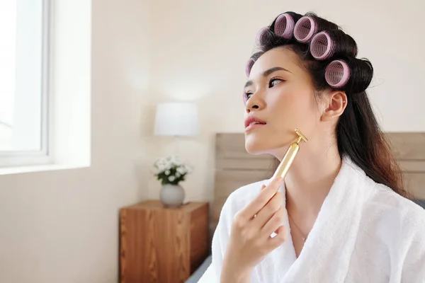 Jeune Femme Asiatique Avec Des Rouleaux Cheveux Massant Visage Avec — Photo