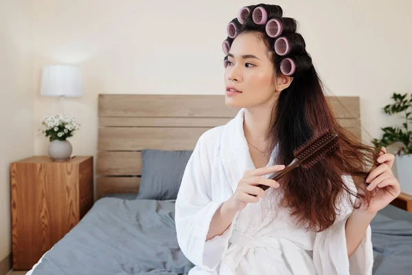 Portrét Usmívající Mladé Asijské Ženy Kartáčování Vlasů Použití Vlasy Válečky — Stock fotografie