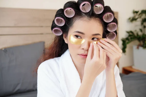 Bela Jovem Ásia Mulher Com Cabelo Rolos Aplicação Patches Sob — Fotografia de Stock