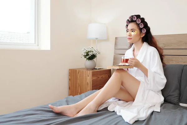 Jovem Mulher Asiática Bebendo Chá Lendo Livro Quando Descansando Cama — Fotografia de Stock