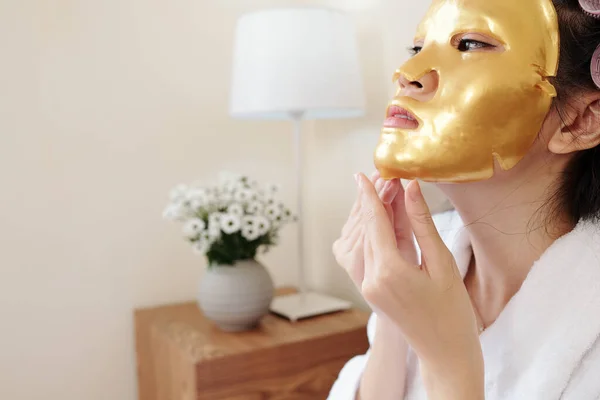 Jovem Mulher Asiática Decolando Rejuvenescedor Hidratante Máscara Folha Dourada — Fotografia de Stock