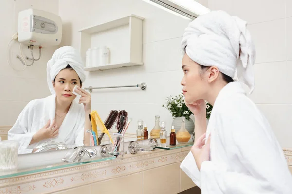 Hübsche Junge Asiatin Trägt Mit Wattepad Aufhellendes Und Feuchtigkeitsspendendes Toner — Stockfoto