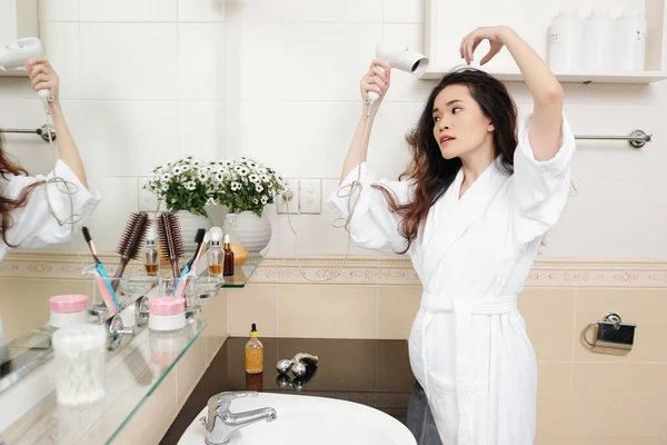 Çekici Genç Vietnamlı Kadın Banyo Aynasının Önünde Saç Üflüyor — Stok fotoğraf