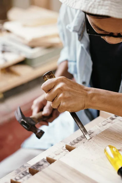 Närbild Snickare Som Arbetar Med Hårt Trä Han Använder Hammare — Stockfoto