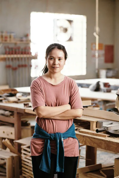 站在木匠车间的自信的年轻亚洲女人的画像 — 图库照片