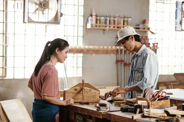 Jovens Carpinteiros Vietnamitas Que Trabalham Com Tábuas Blocos Madeira Bancada — Fotografia de Stock