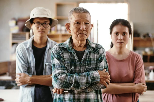 Team Äldre Erfarna Snickare Och Hans Unga Lärlingar Stående Workshop — Stockfoto