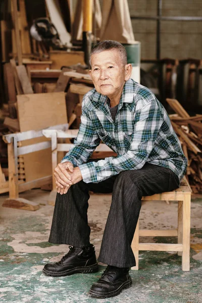 Contemplating Senior Vietnamese Carpenter Sitting Stool His Workshop — Stock Photo, Image