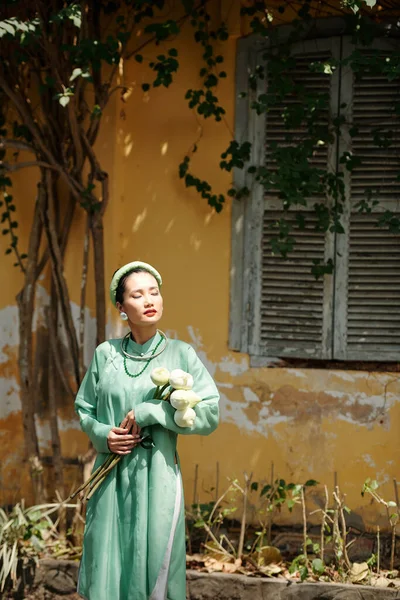 Atractiva Joven Asiática Vestido Tradicional Pie Aire Libre Cerrando Los — Foto de Stock