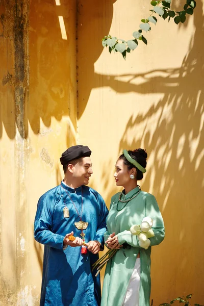 Bonito Jovem Casal Vietnamita Vestidos Tradicionais Livre Olhando Para Outro — Fotografia de Stock