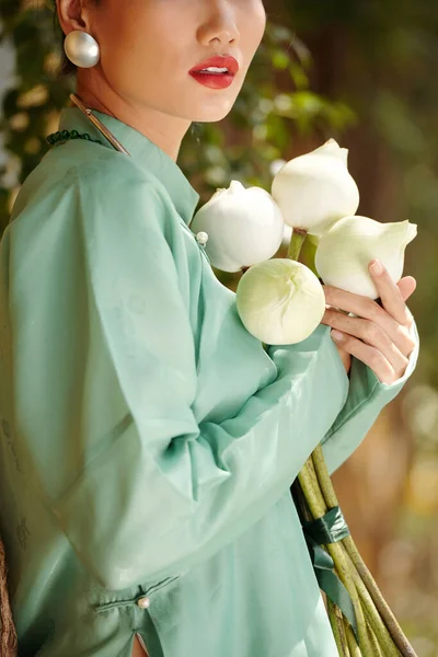 Imagen Recortada Hermosa Mujer Joven Pie Aire Libre Con Flores — Foto de Stock