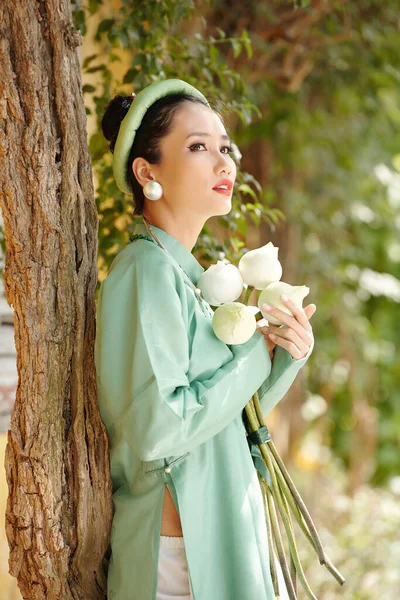 Retrato Encantador Atraente Jovem Mulher Asiática Com Flores Lótus Apoiando — Fotografia de Stock