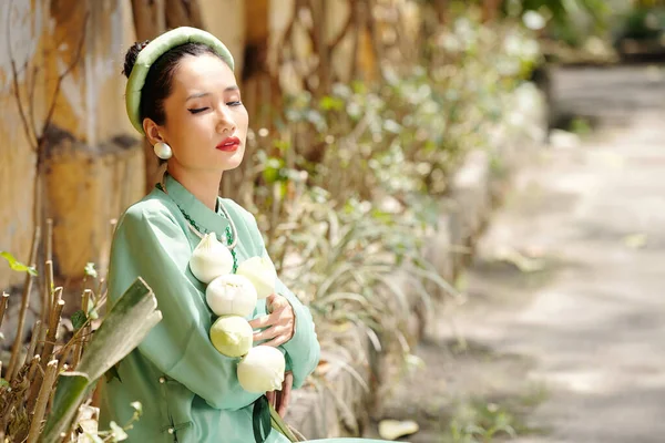 Pretty Young Asian Woman Standing Park Bunch Lotus Flowers Closing — Stock Photo, Image