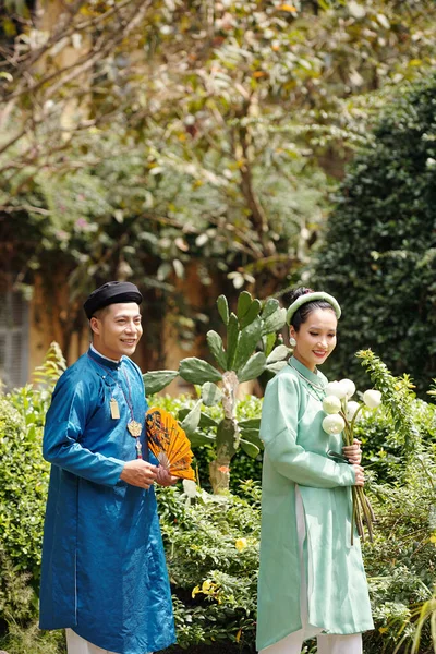 Jeune Couple Asiatique Positif Costumes Traditionnels Marchant Dans Parc Après — Photo