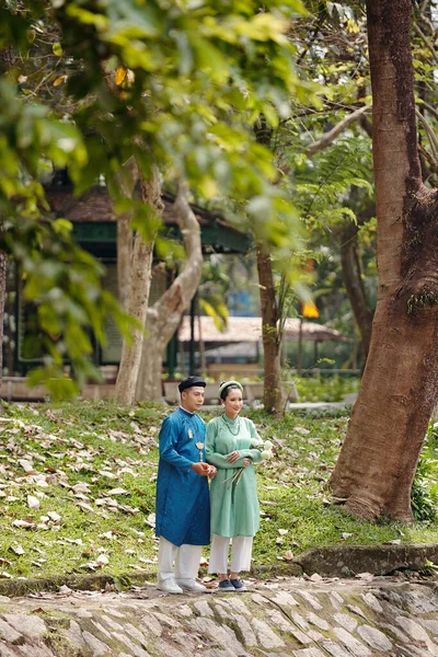 Happy Young Vietnamese Couple Dai Dresses Looking Pond Water City — Stock Photo, Image