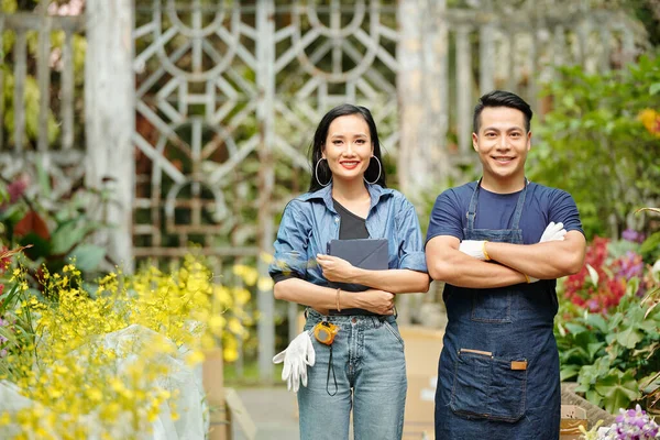 Retrato Jóvenes Trabajadores Vietnamitas Sonrientes Pie Invernadero Cruzando Brazos Mirando — Foto de Stock