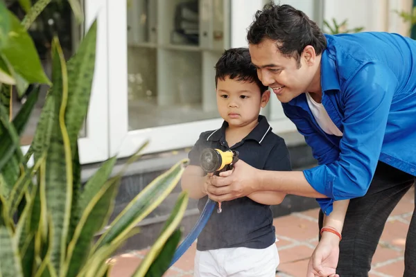 Sourire Fier Père Aider Petit Fils Avec Des Plantes Arrosage — Photo