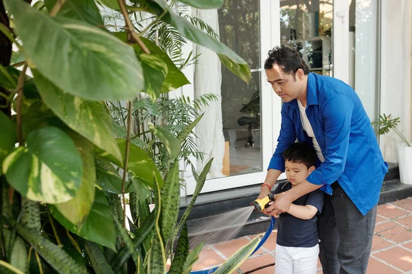 Vater Lehrt Kleinen Sohn Pflanzen Und Blumen Hinterhof Mit Schlauch — Stockfoto