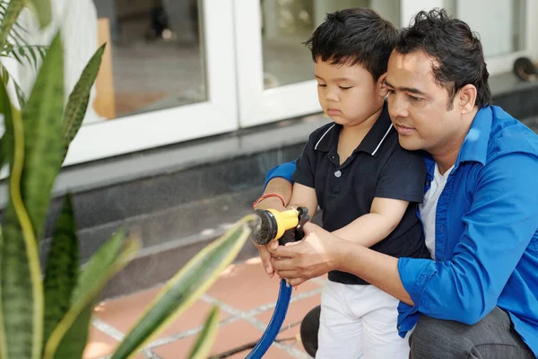 Hombre Indio Mostrando Pequeño Hijo Cómo Utilizar Boquilla Manguera Jardín —  Fotos de Stock