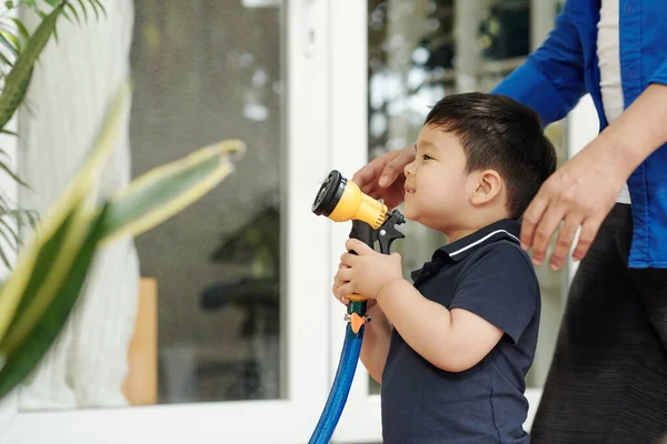 Copil Fericit Încântat Duză Furtun Care Bucură Plantele Udare Curtea — Fotografie, imagine de stoc