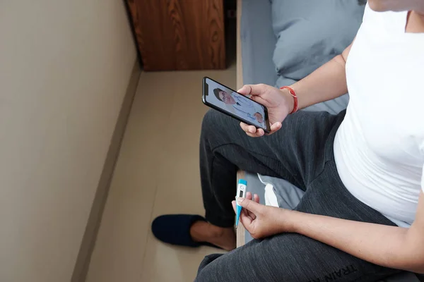 Mann Mit Thermometer Der Hand Sitzt Auf Bett Und Ruft — Stockfoto