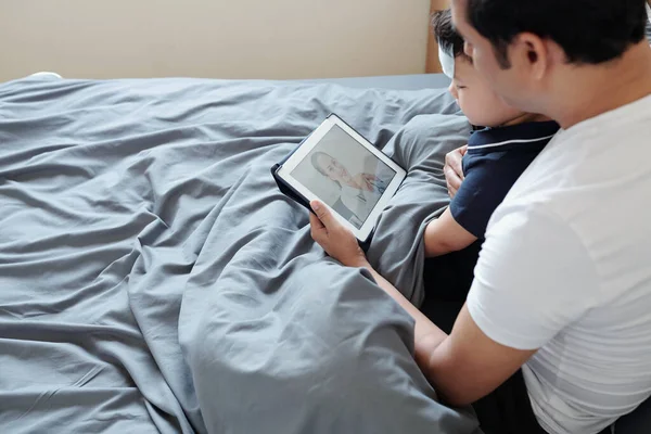 Vader Zijn Zieke Zoontje Bed Met Digitale Tablet Video Bellende — Stockfoto