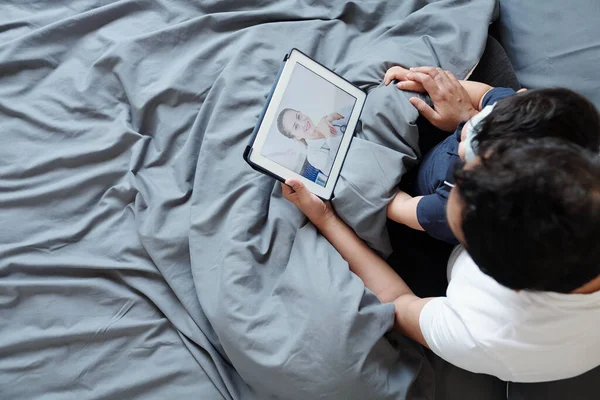 Far Kramar Sitt Barn När Sitter Sängen Och Video Ringer — Stockfoto