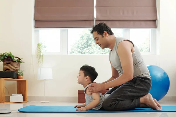Baba Küçük Oğluna Evde Çalışırken Kobra Yoga Pozu Vermeyi Öğretiyor — Stok fotoğraf
