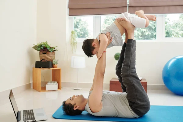 Gelukkig Vader Tillen Zijn Kleine Zoon Zijn Hoofd Bij Het — Stockfoto