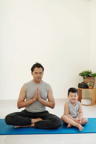 Babasının Yanına Oturmuş Gülen Küçük Çocuk Evde Meditasyon Yapmaya Çalışıyor — Stok fotoğraf