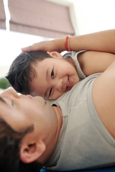 Father Hugging His Smiling Happy Little Son Resting Floor Training — Foto Stock