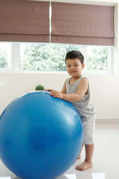 Positives Multiethnisches Kind Steht Neben Großem Fitnessball Und Lächelt Die — Stockfoto
