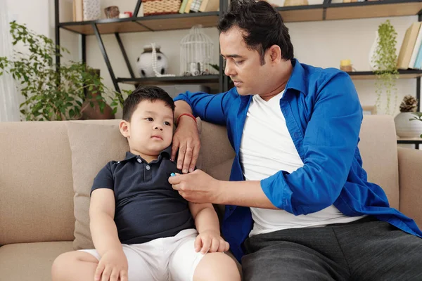 Father Sitting Sofa Measuring Body Temperature His Little Son Feeling — Zdjęcie stockowe