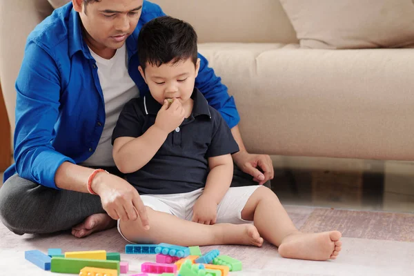 Niño Comiendo Uvas Escuchando Padre Ofreciéndole Construir Una Torre Bloques — Foto de Stock