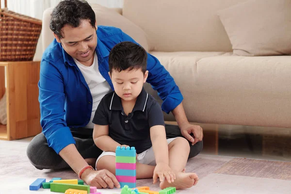 Gururlu Bir Baba Oyuncak Bloklarıyla Kule Inşa Eden Oğluna Bakıyor — Stok fotoğraf