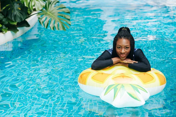 Portret Van Aantrekkelijke Jonge Zwarte Vrouwen Zwemmen Het Zwembad Van — Stockfoto