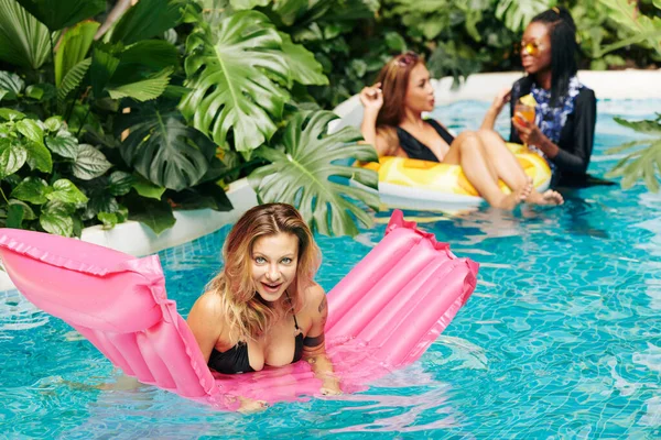 Attractive Young Woman Swimming Floating Mattress Her Friends Talking Drinking — Stock Photo, Image