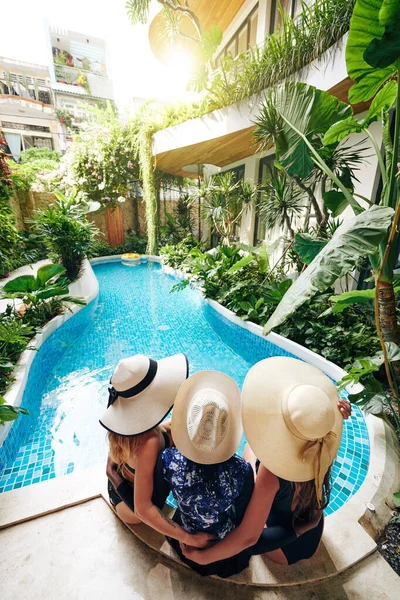 Amigos Femeninos Pasar Vacaciones Juntos Que Sientan Junto Piscina Mirando — Foto de Stock