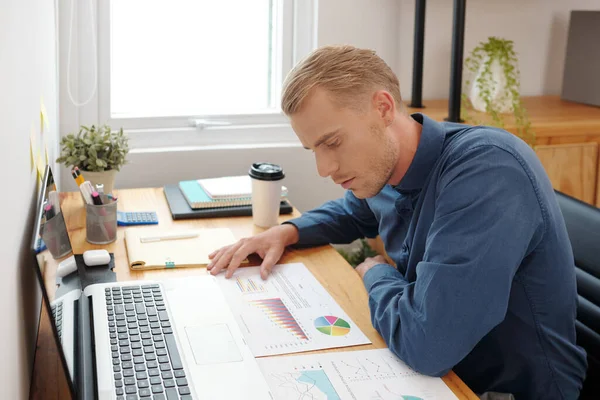 Pensive Jovem Empresário Verificando Analisando Informações Documentos Financeiros Sua Mesa — Fotografia de Stock