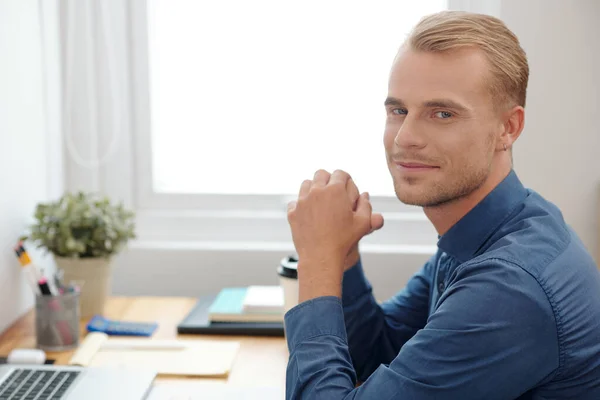 Retrato Belo Jovem Loiro Empresário Sentado Mesa Escritório Sorrindo Para — Fotografia de Stock