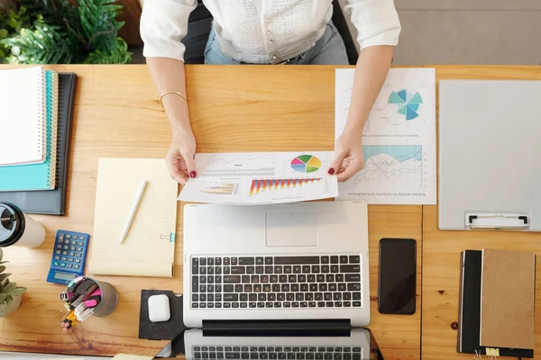 Händer Affärskvinna Läsa Och Analysera Dokument Med Stapeldiagram Och Cirkeldiagram — Stockfoto