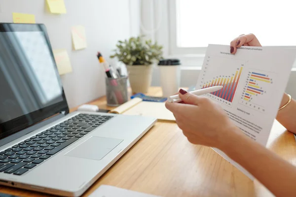 Hands Businesswoman Pointing Document Bar Chart Having Online Department Meeting — Stock Photo, Image