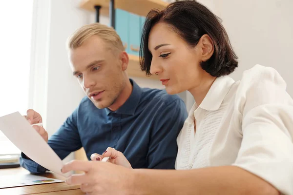 Junges Geschäftsteam Liest Dokument Mit Verkaufsbericht Und Versucht Statistische Regelmäßigkeiten — Stockfoto