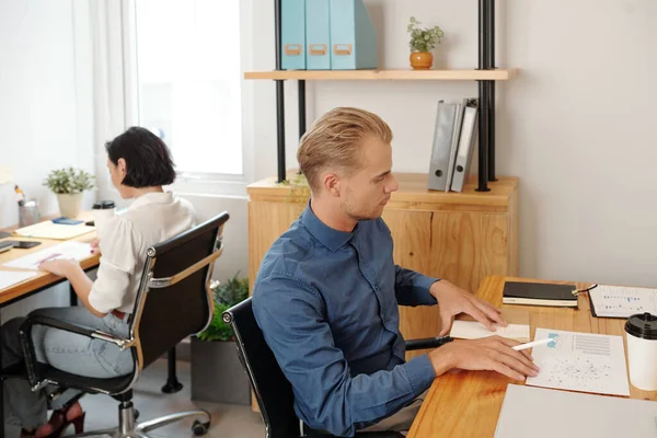 Gente Negocios Que Trabaja Con Gráficos Informes Mesas Oficinas Pequeñas — Foto de Stock