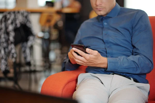 Cropped Image Serious Young Entrepreneur Sitting Armchair Coffeeshop Answering Text — Stock Photo, Image