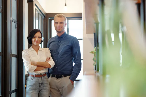 Retrato Feliz Sonriente Joven Empresario Mujer Negocios Pie Pasillo Oficina — Foto de Stock