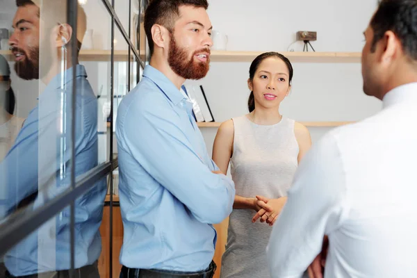 Företagargrupp Som Deltar Det Dagliga Mötet Och Diskuterar Projektutveckling — Stockfoto