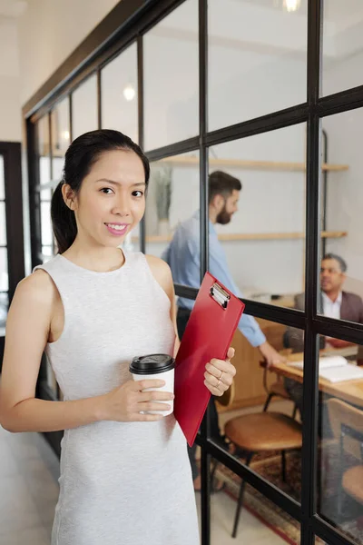 Portrait Une Jolie Jeune Femme Affaires Souriante Tenant Une Tasse — Photo