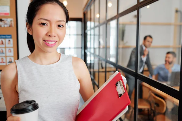 Portret Van Vrolijke Jonge Vrouwelijke Ondernemer Met Klembord Kopje Koffie — Stockfoto