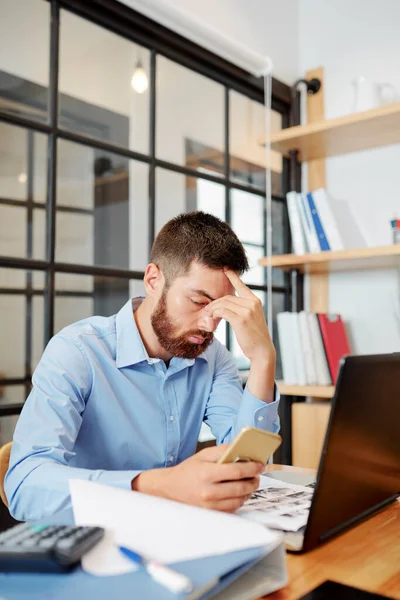 Jeune Homme Affaires Fatigué Vérifier Les Médias Sociaux Sur Smartphone — Photo